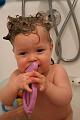 2013-12-30 Zelie assise dans le bain et Tim 013